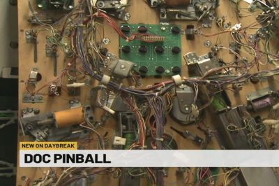Dick Wolfsie checks out local business Doc Pinball