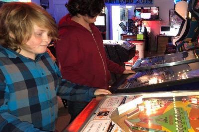 New fans heed call of the metal ball, flip for pinball - Daily Southtown
